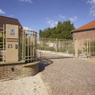 Vleugelpoort Athene met brievenbuszuil beige
