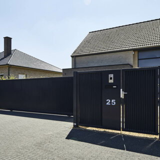 Schuifpoort Cardiff met voetgangersdeur